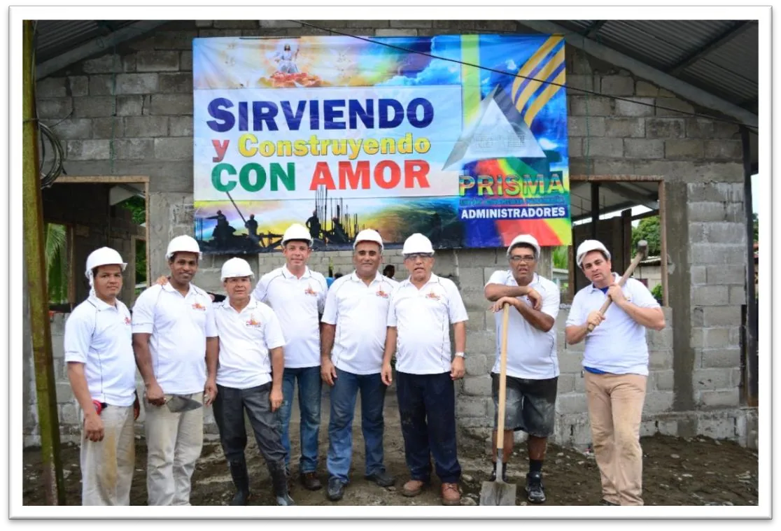 Administradores de la Unión junto al templo en construcción del proyecto PRISMA, bajo el lema «Sirviendo y construyendo con amor»